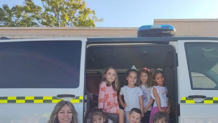 El CEIP la Arboleja recibe la visita de la Guardia Civil por la Fiesta Nacional