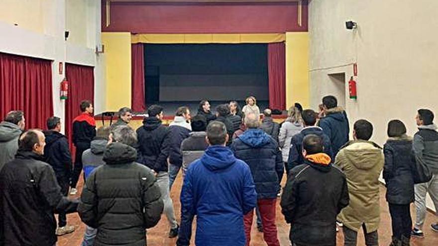 Trabajadores del sector escuchan el contenido de la propuesta en la asamblea celebrada en Toro.