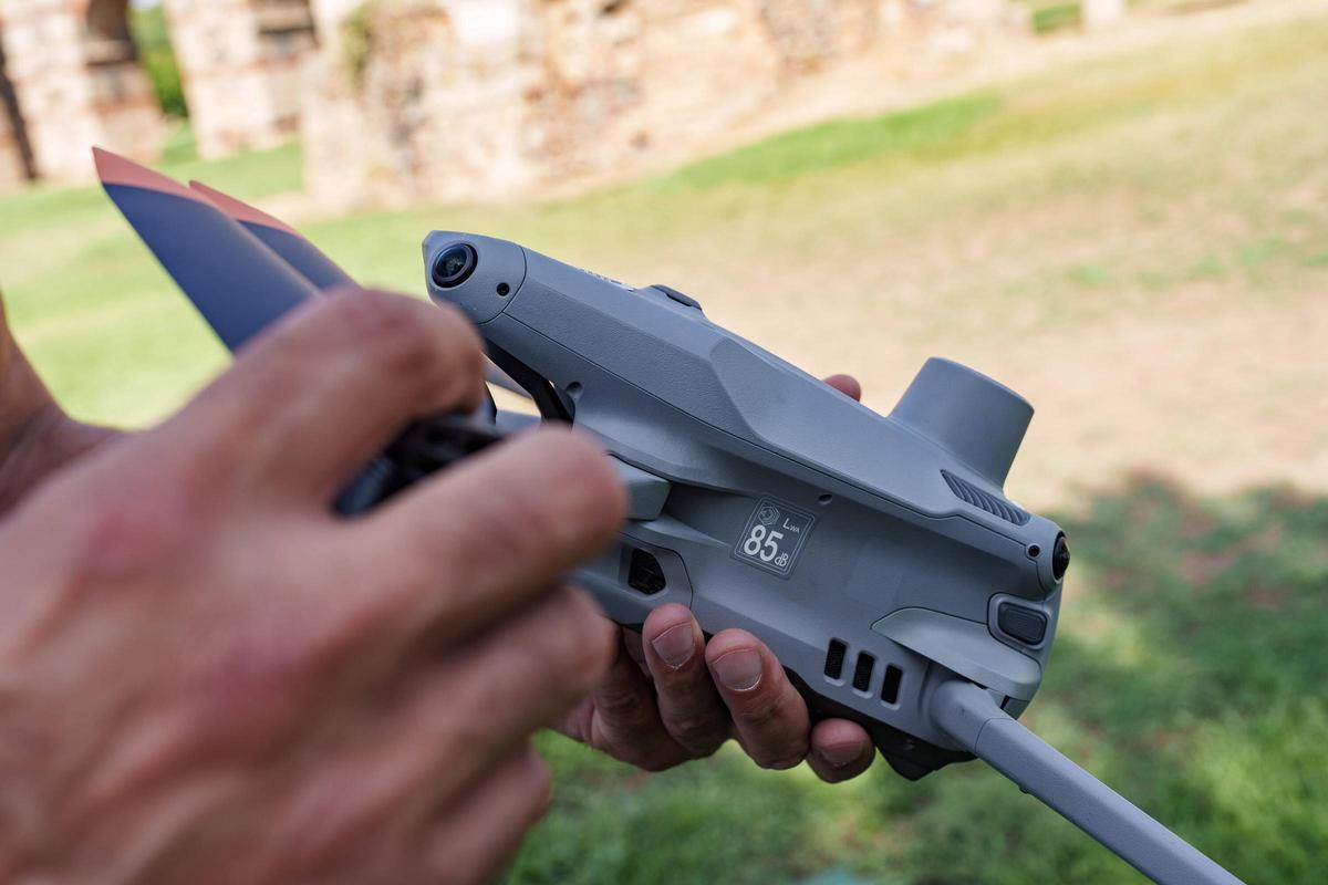 Javier Moreno, responsable de Dronfly, muestra algunos de los drones con los que convirtió su afición en profesión.