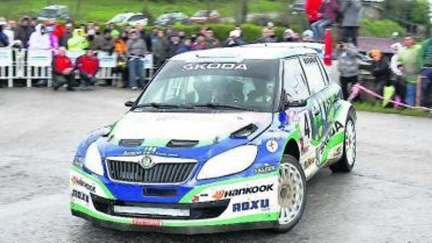 De izquierda a derecha, el Skoda Fabia S2000 de Alberto Hevia, Jonathan Pérez y el Subaru Impreza de Jesús Fernández . / j.b.d.