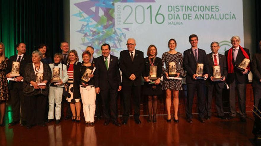 Fotografía de familia de los galardonados con motivo del Día de Andalucía en Málaga.