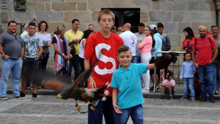 Demostración de vuelo de aves rapaces en la plaza de Fefiñáns. // Iñaki Abella