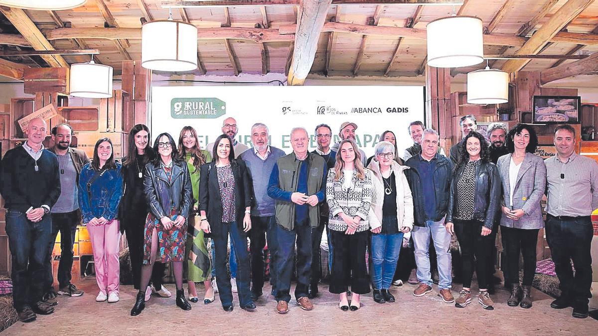 Foto de familia de los invitados al Foro Rural Sustentable que se celebró en Chantada