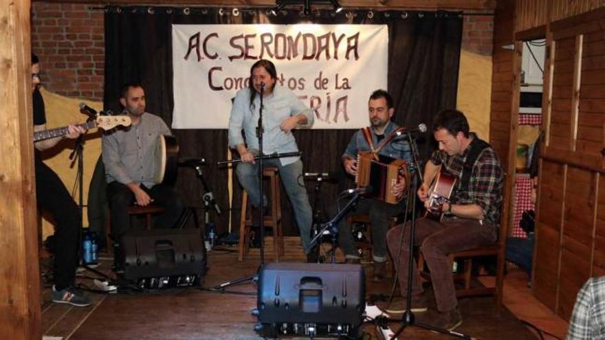 El grupo lenense, ayer, durante su actuación en Cenera.