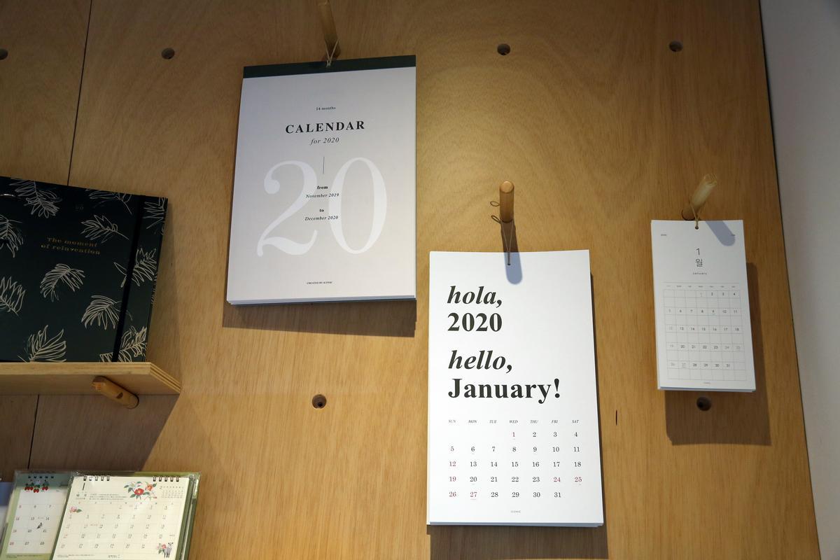 Un calendario de pared.