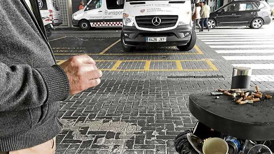 Fumando a escasos diez metros de una entrada de Son Espases.