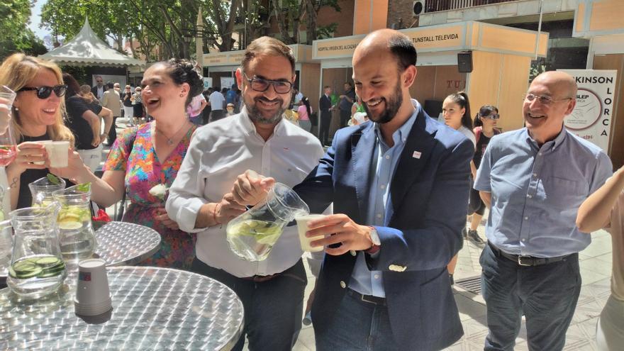 El agua del grifo llega a la Feria de la Salud de Lorca para combatir los falsos mitos