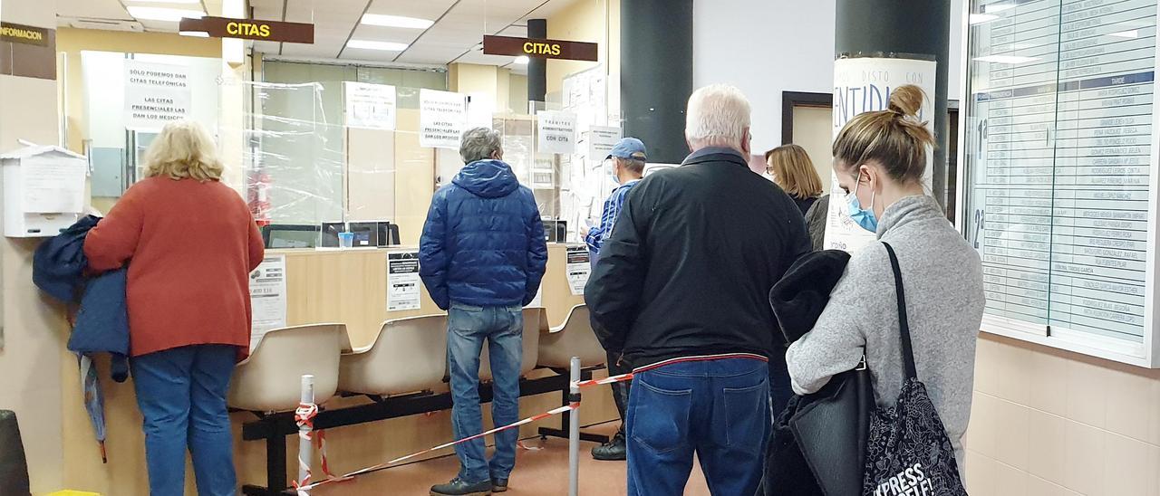 Colas de pacientes en un centro de salud de Vigo.