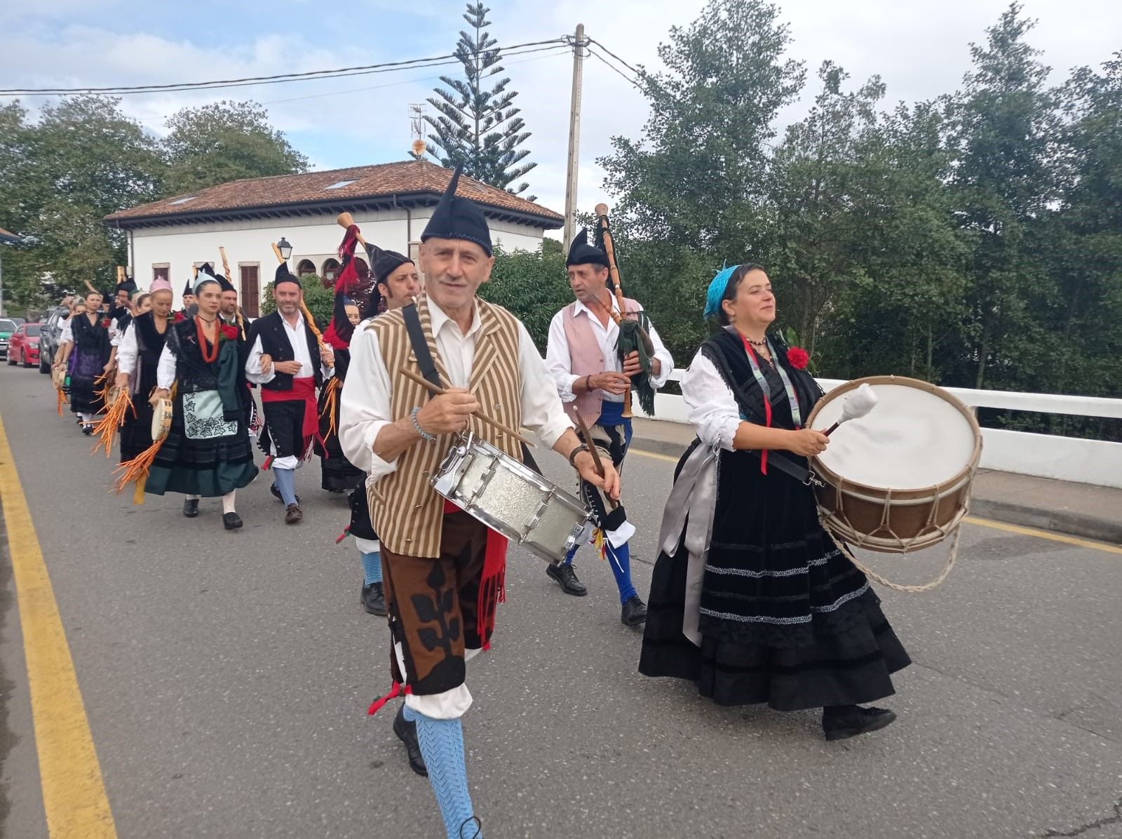 Nueva se entrega al Santo Cristo del Amparo: así fue la multitudinaria procesión de la localidad llanisca