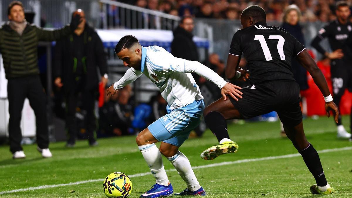 Rober González esconde el balón ante Lopy en el partido del sábado.