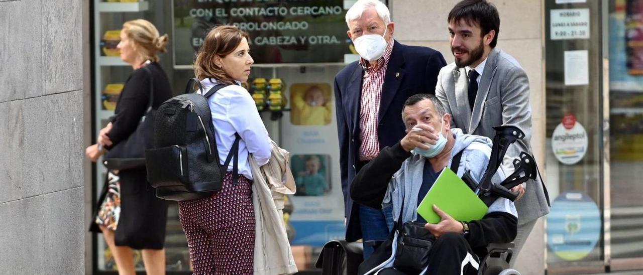 Barral, con chaqueta y mascarilla, junto a su letrada ayer a la salida de la Audiencia Provincial. |  // R. VÁZQUEZ