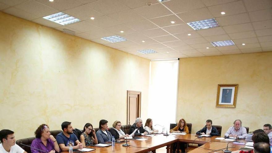 Concejales asistentes a un Pleno en el Ayuntamiento de Corvera.