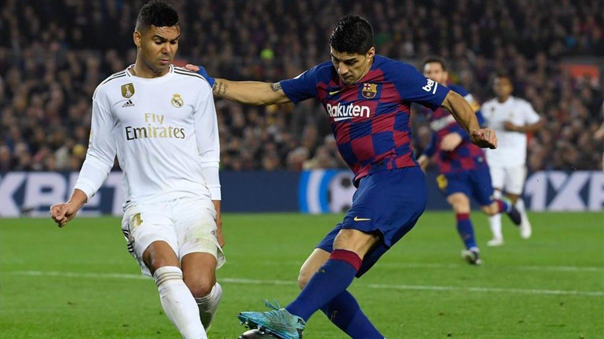 Casemiro, en la pugna de un balón con Suárez