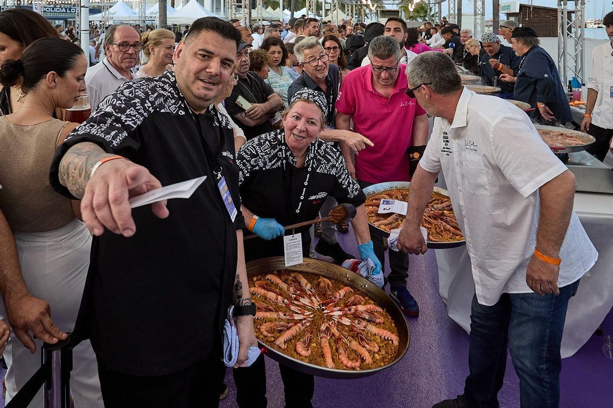 La fideuà es el plato estrella de Gandia. En la imagen, el concurso de 2025