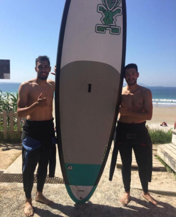 Borja Iglesias practica paddle surf.