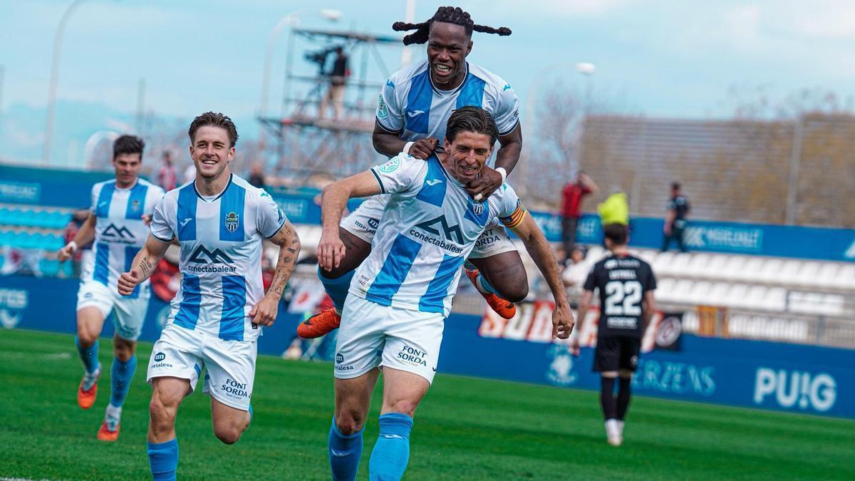 Jaume Pol y Moha Keita celebran el gol del triunfo.