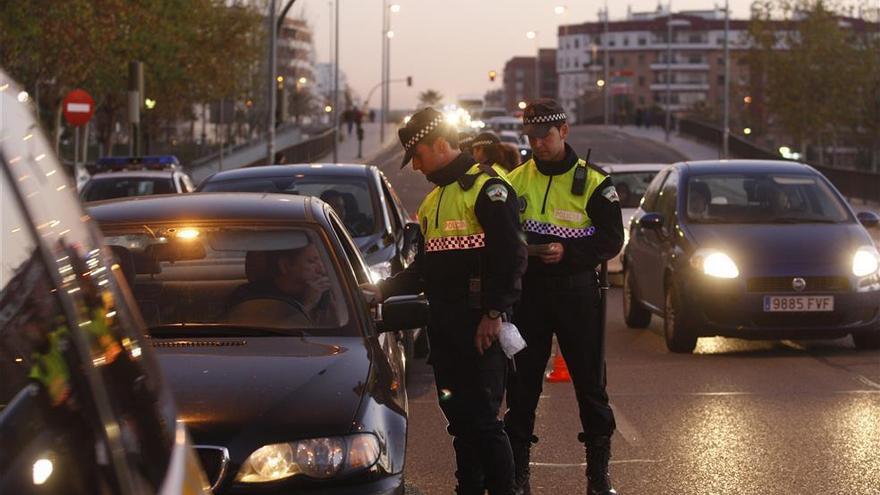 La Policía Local multa a 77 conductores en una semana por usar el móvil al volante