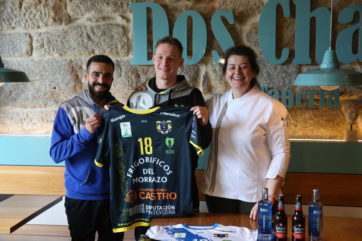Un momento de la presentación de Tóth, ayer, como nuevo jugador del Frigoríficos del Morrazo