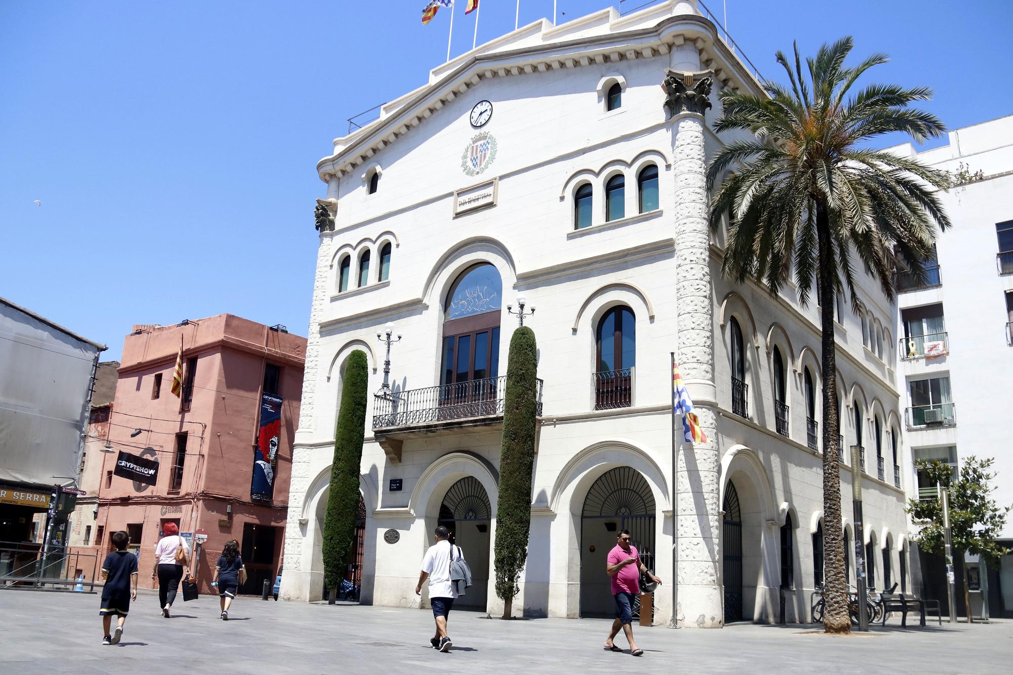 Fachada del Ayuntamiento de Badalona.