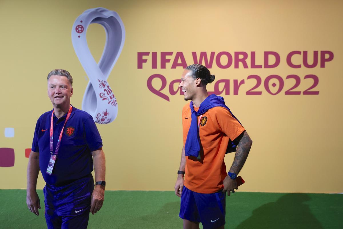 Louis van Gaal y Virgil van Dijk entran en la sala de prensa de Centro de Convenciones de Doha.