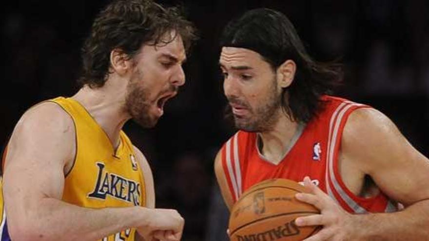 Scola trata de avanzar con la oposición de Gasol.