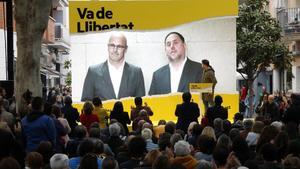 Oriol Junqueras y Raül Romeva intervienen por videoconferencia desde la prisión en un acto electoral de ERC en Cambrils, el pasado 21 de abril.