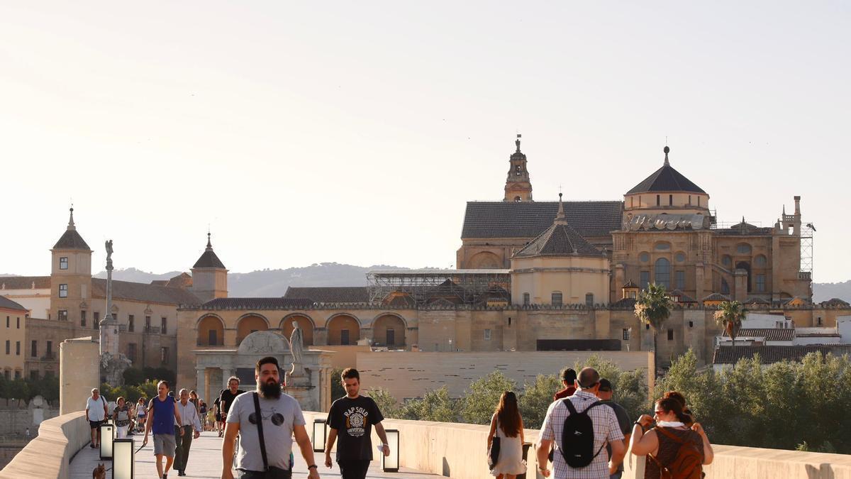 Cielo despejado sobre el Puente Romano de Córdoba.