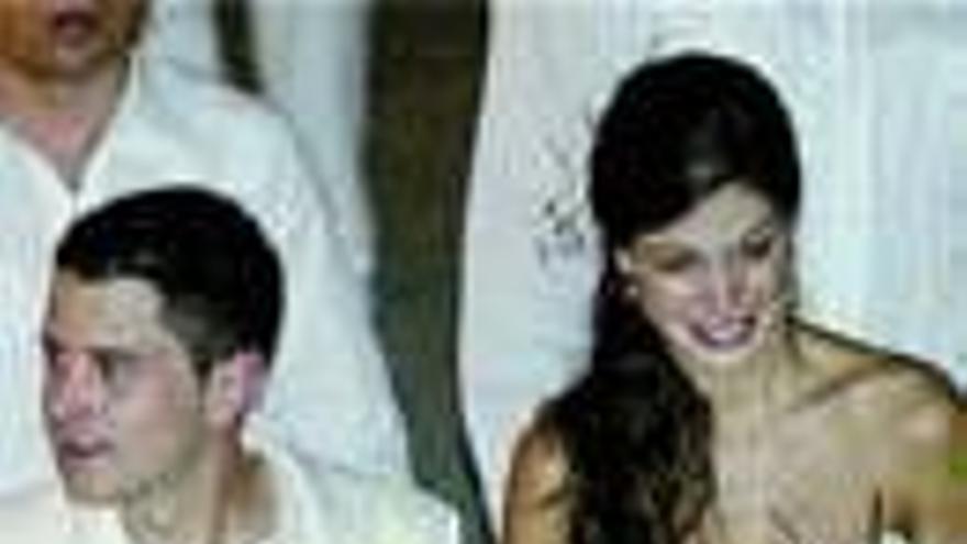 El hijo de Alvaro Uribe se casa con una modelo colombiana