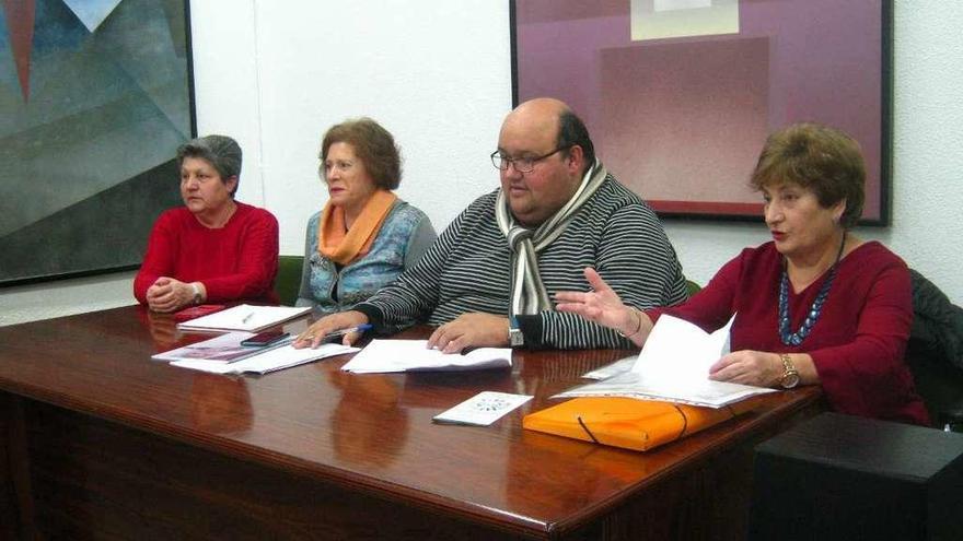 Miembros de la junta directiva de la asociación exponen las cuentas a los socios durante la asamblea.