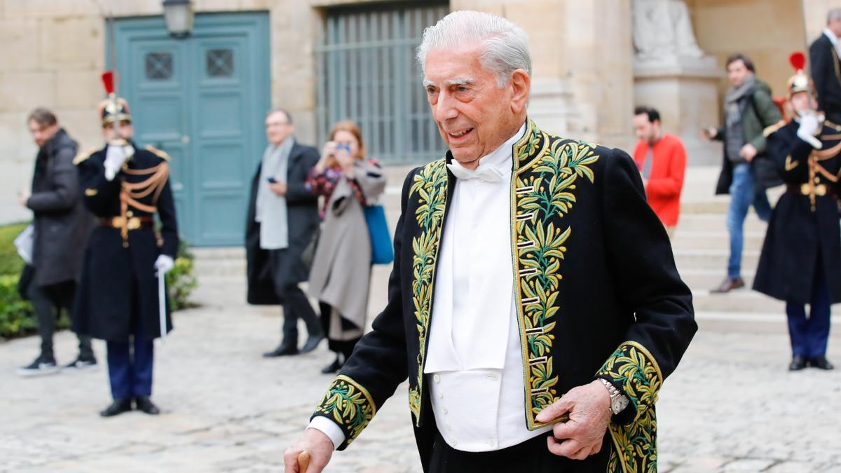 Vargas Llosa entra "muy contento" a la Academia Francesa y critica a Putin