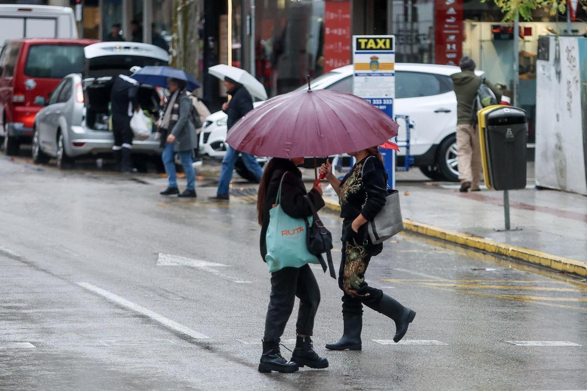 Paraguas en una calle de Ibiza este año.