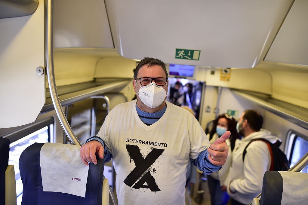 Los vecinos de las vías, celebran su primer viaje en el nuevo tren soterrado