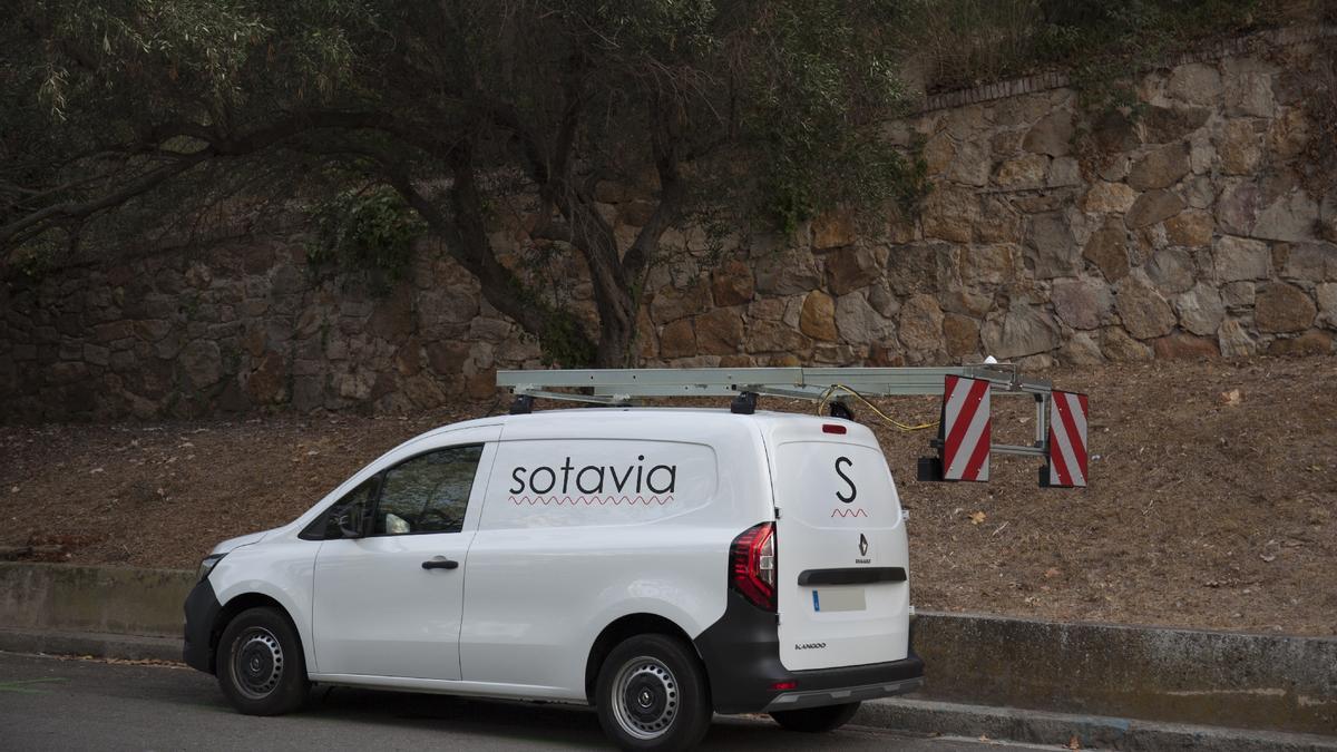 Vehicle de Sotavia, amb les càmeres, com el que ha fet l'escaneig al Pont de Vilomara