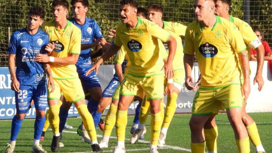 Los jugadores del Fabril defienden una jugada, ayer. |  // FERNANDO CASANOVA