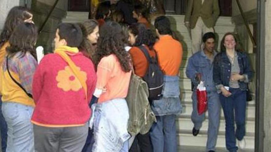 Jóvenes en la cola de una oficina del paro.