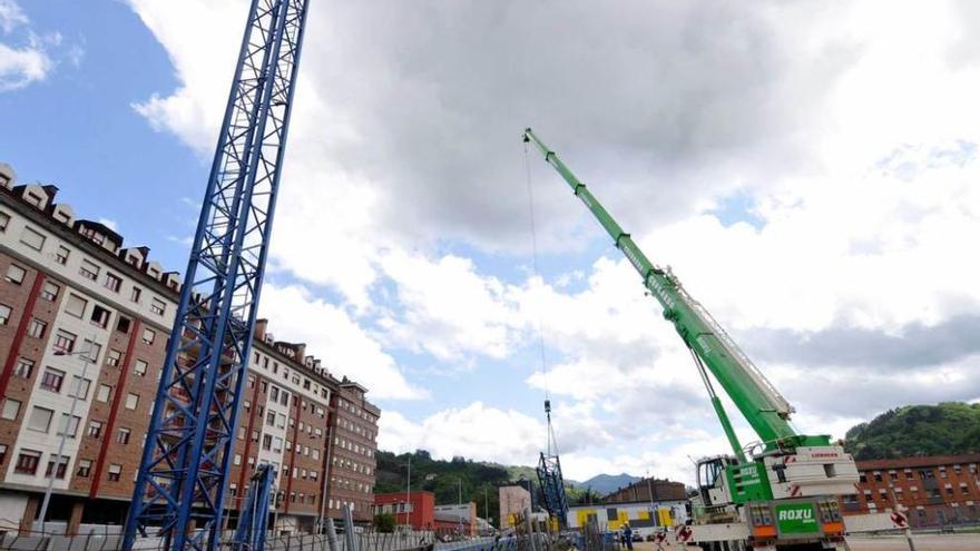 Los operarios desmontando las grúas de la Mayacina ayer por la mañana.