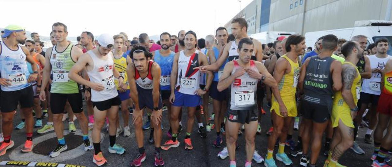 Los corredores se preparan para tomar la salida en la 10K do Berbés, ayer en el Puerto de Vigo. |  // RICARDO GROBAS