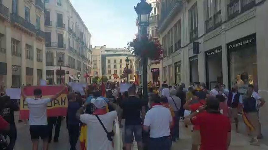 Más de un millar de personas se ha manifestado en la calle Larios contra la gestión de Pedro Sánchez