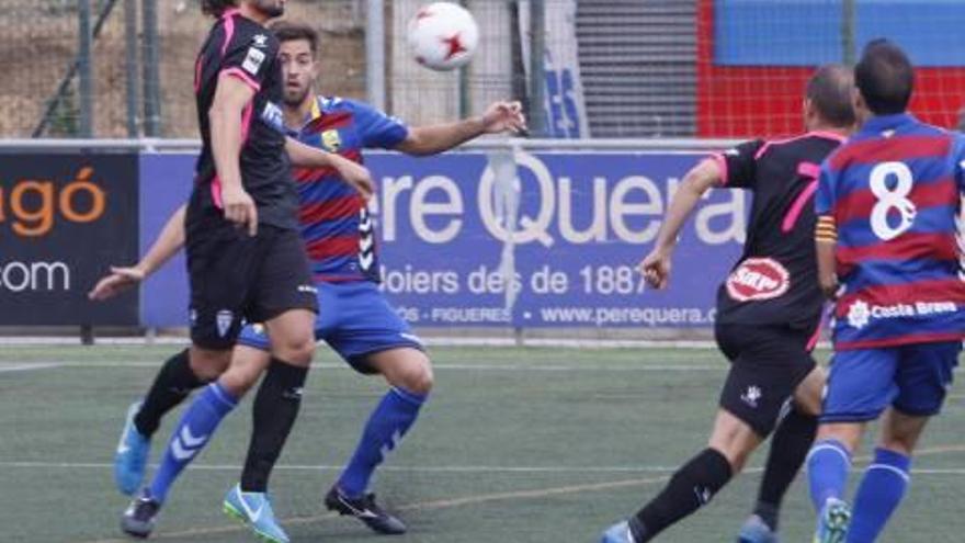 Mariano Sanz, autor del gol de la victoria, controla un balón en presencia de Álvaro.