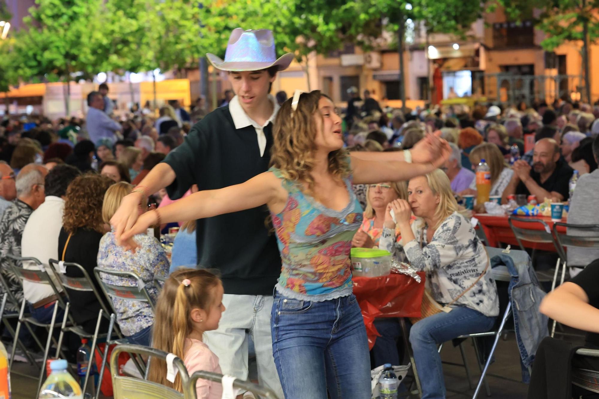 Búscate en la galería de fotos del Macrosopar de Veïns de las fiestas de Vila-real