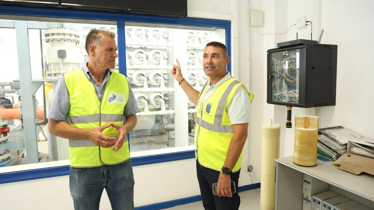 Domingo Cejas (i) y Oswaldo Betancort, en visita a la Central de Desalación de Lanzarote
