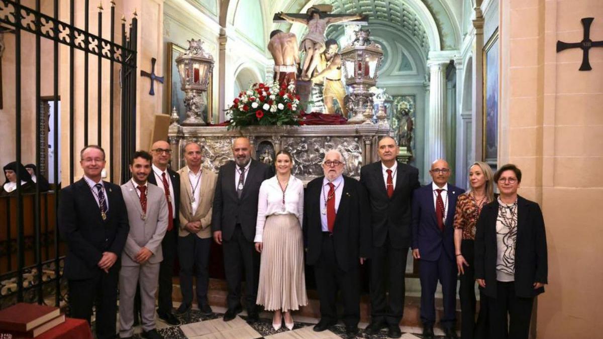 Asistentes a la misa en honor al centenario de la cofradía Agrupación de Penitentes del Santo Cristo de la Agonía, en el convento de Santa Clara, en Palma.