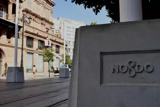 Vídeo | Operarios ultiman el sistema para la colocación de toldos en la avenida de la Constitución