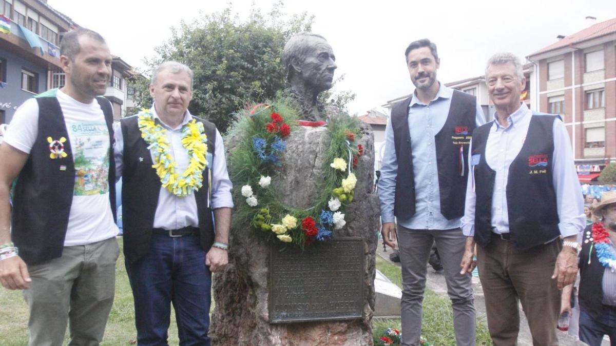 Arriba, por la izquierda, González Castro, García Longo, Raúl Entrerríos y Feliz Granda. Abajo, a la izquierda, unos jóvenes con la bandera de Asturias; a la derecha, Shaparenko, con Ramón Méndez. | J. M. Carbajal