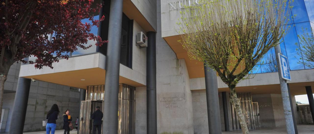 La entrada al edificio judicial de Vilagarcía está muy limitada por la crisis sanitaria y requiere de cita.  | // I. ABELLA