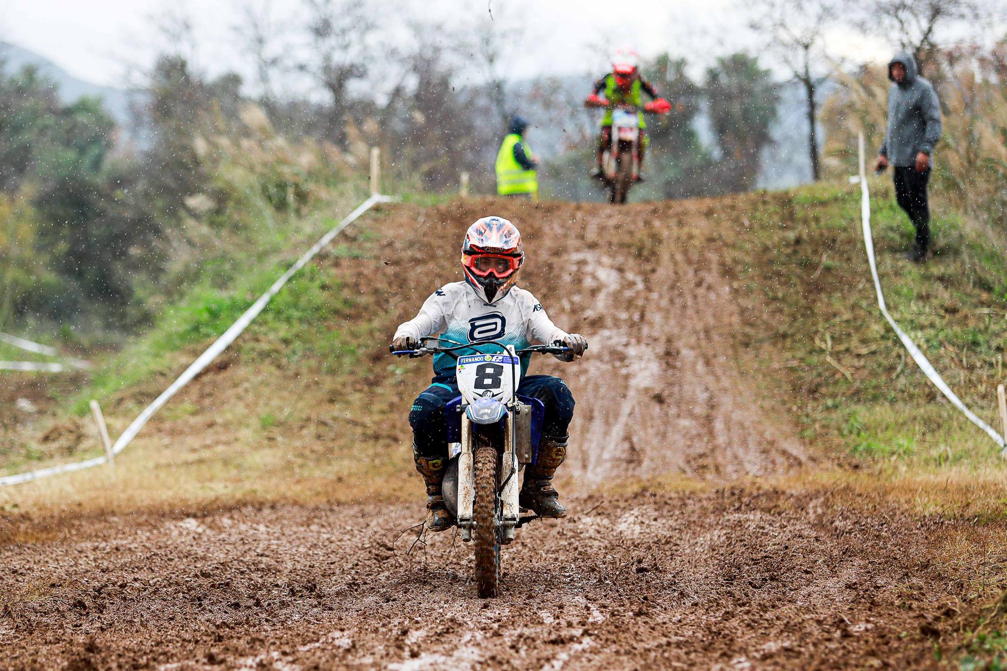 Motocross en Ibiza: el arte de pilotar sobre el barrizal