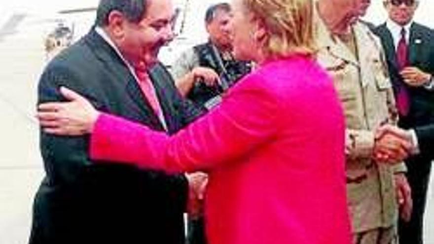 Clinton va a Irak para pedir unidady recordar que EEUU aún está ahí