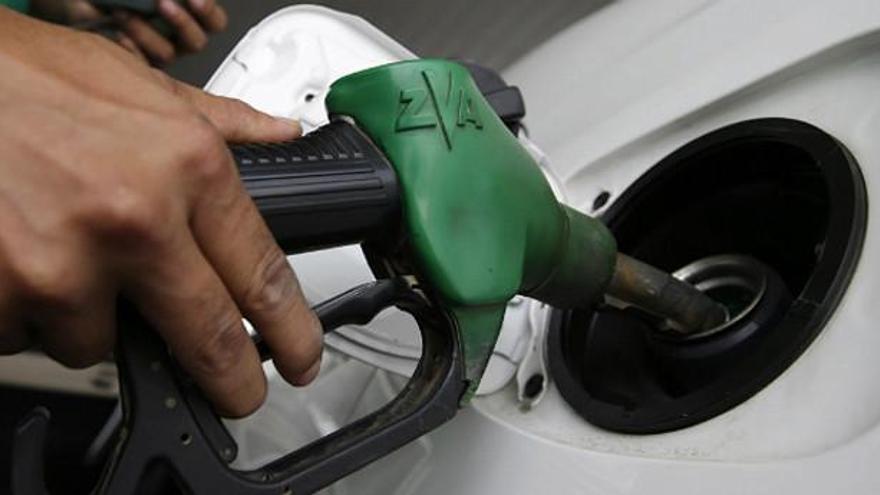 Los precios de los carburantes ahondan en mínimos del año y bajan el 4,4% en el último mes