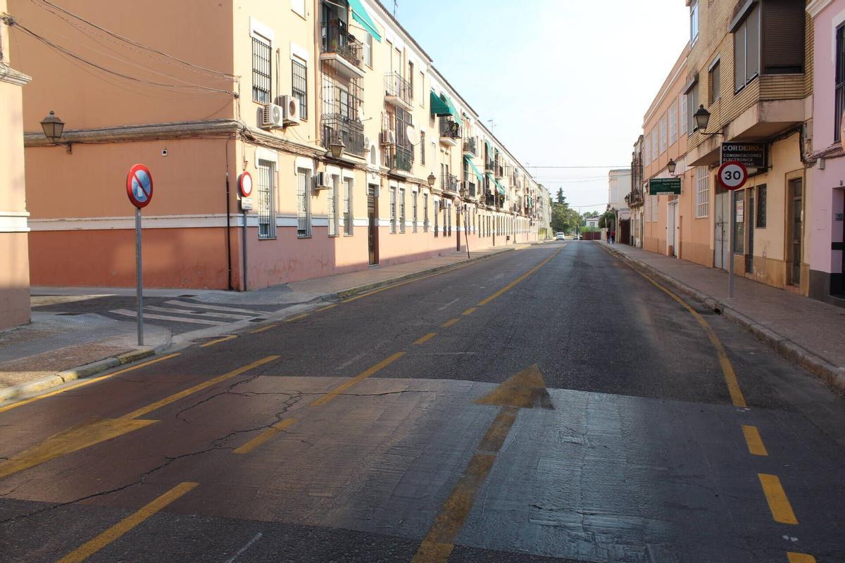 La avenida Joaquín Costa, donde las obras han obligado a eliminar plazas de aparcamiento y retirar los contenedores.