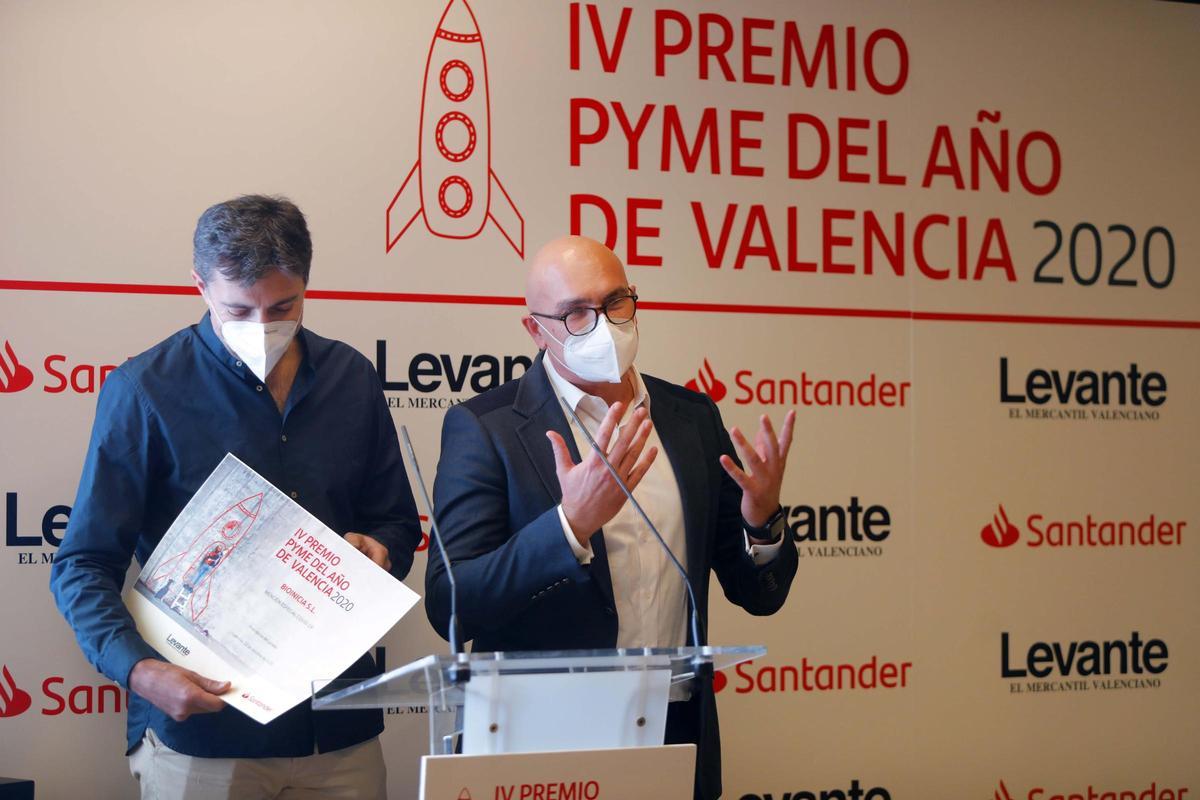 Dos representantes de Bioinicia SL agradecen su premio.